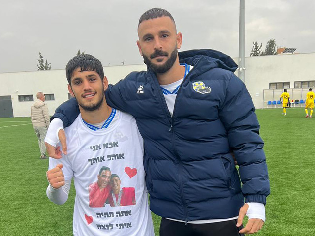 משלי (מימין)